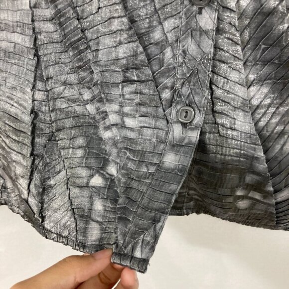 JM Collection size 18 Gray Metallic Abstract Crinkle Pleated Textured Button Up - Picture 9 of 12